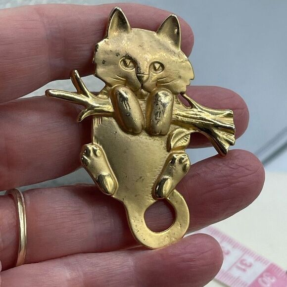 Vintage  kitty Hanging from Branch brooch. - Picture 3 of 6